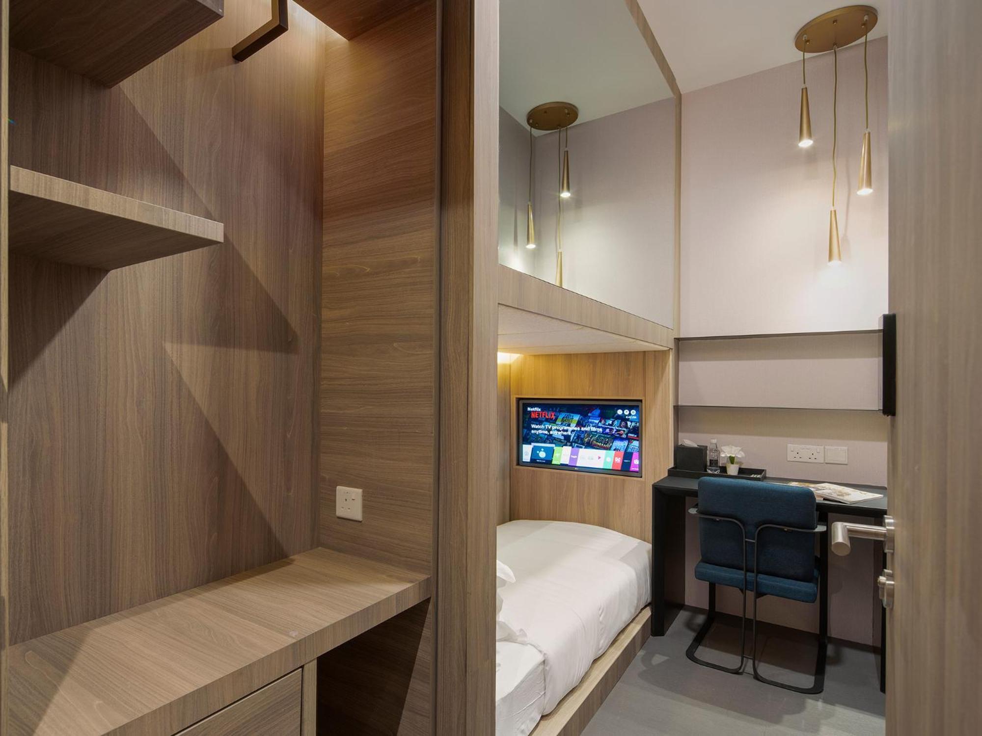 S小屋、窗户、共用浴室