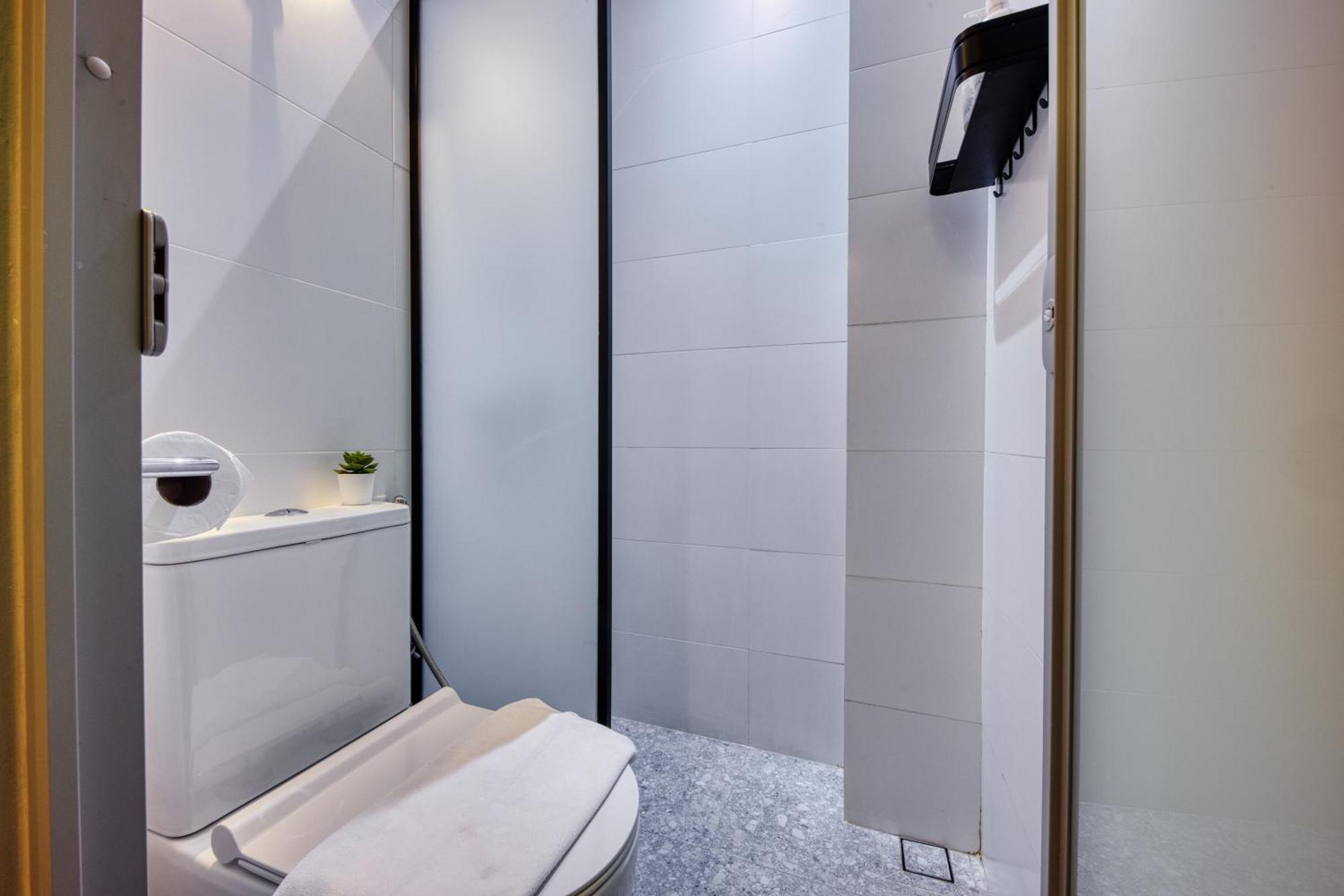 Superior Studio Queen (No Window),1642493395:JPEG