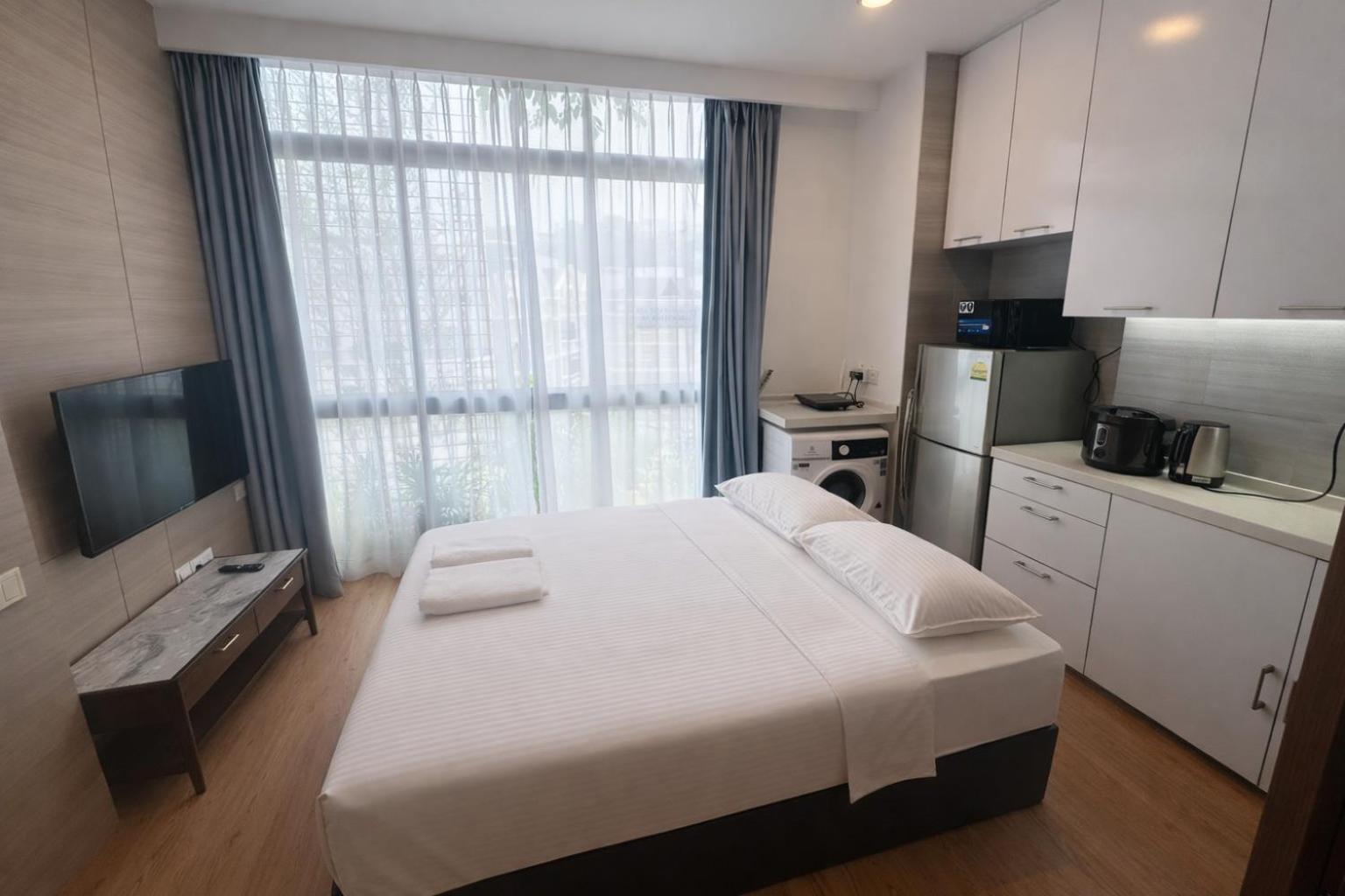 Deluxe One-Bedroom Apartment