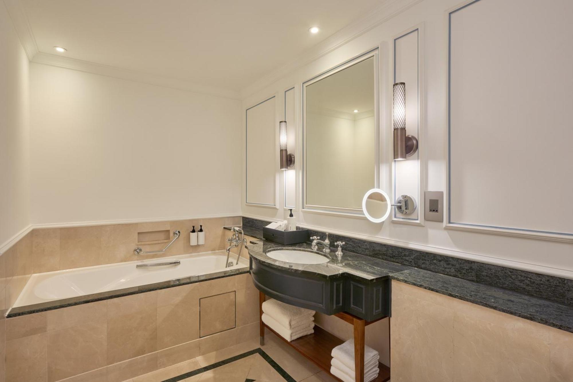 One-Bedroom Family Suite with Club Access