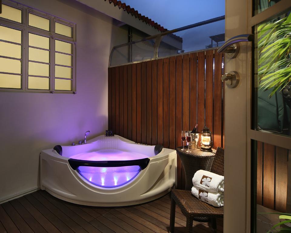 Tweepersoonskamer met Hot Tub (Buiten)