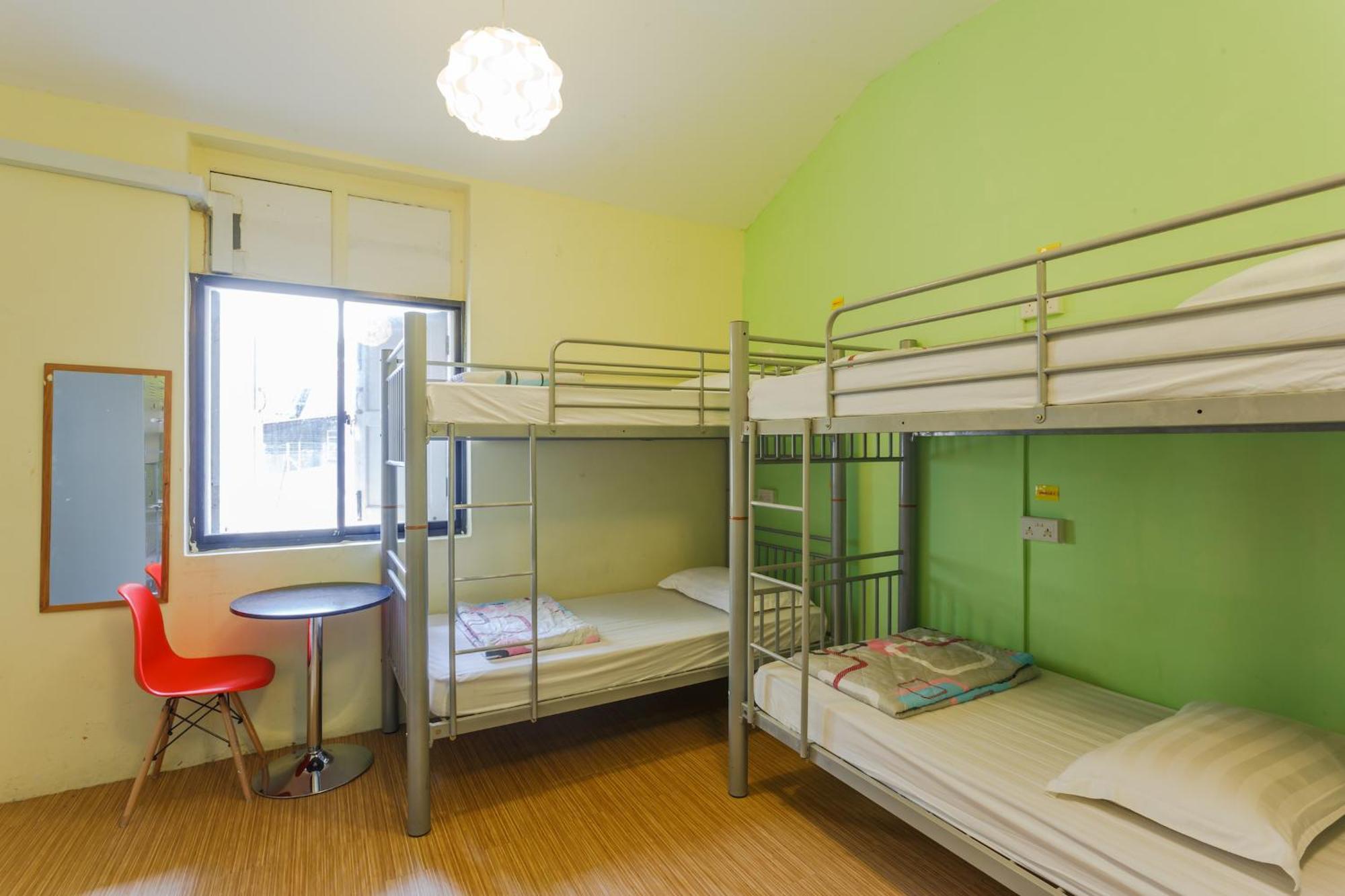 Habitación Familiar con baño compartido (8 camas)