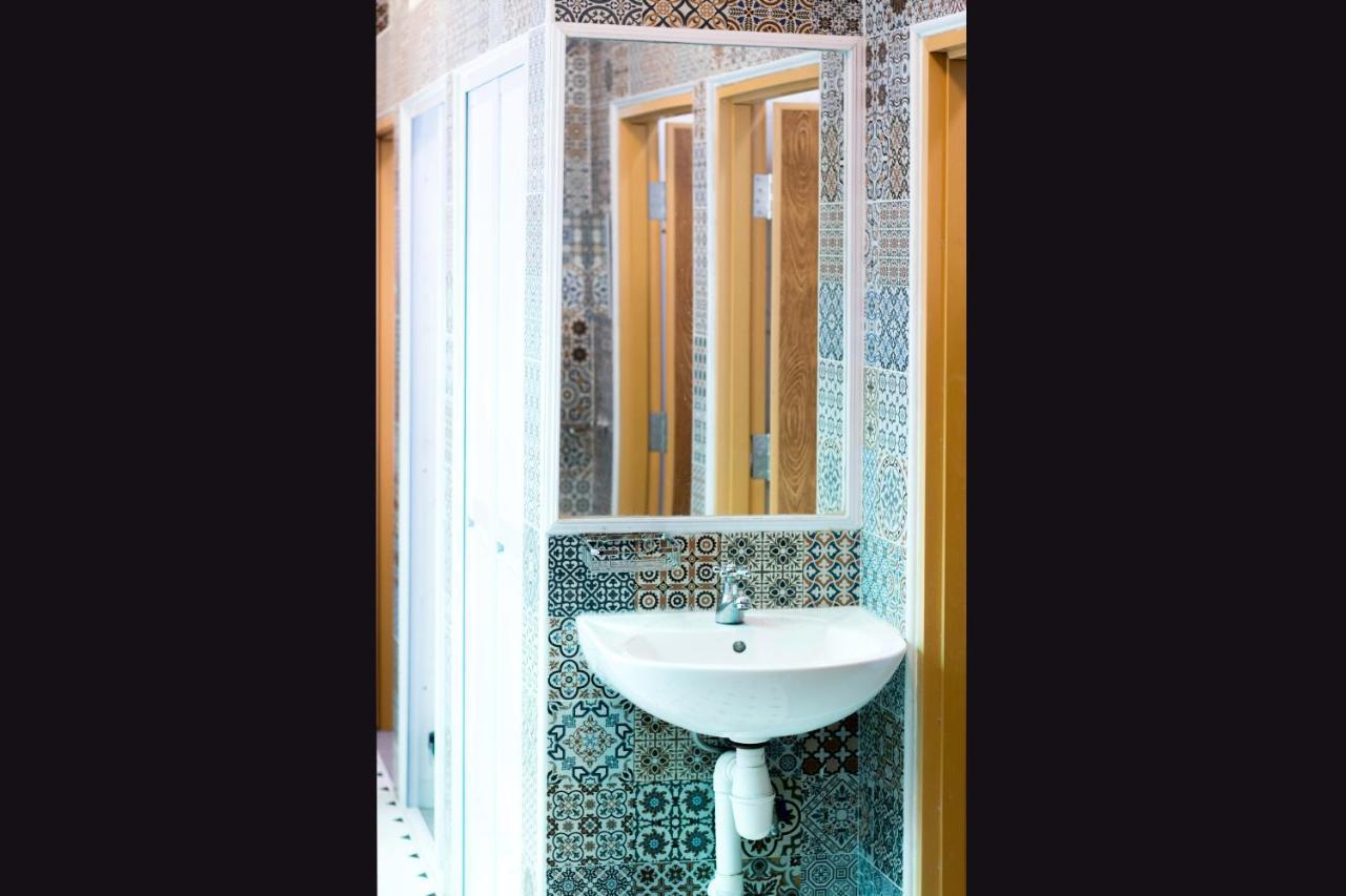 Privékamer met Gedeelde Badkamer.