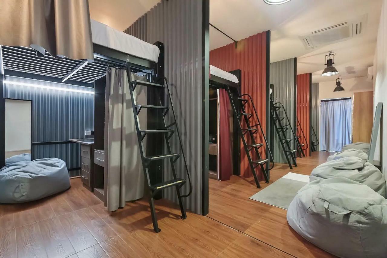 Doppelhochbett im Schlafsaal mit Gemeinschaftsbad