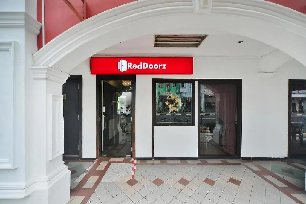 Reddoorz Hotel Near Marine Parade Central-1