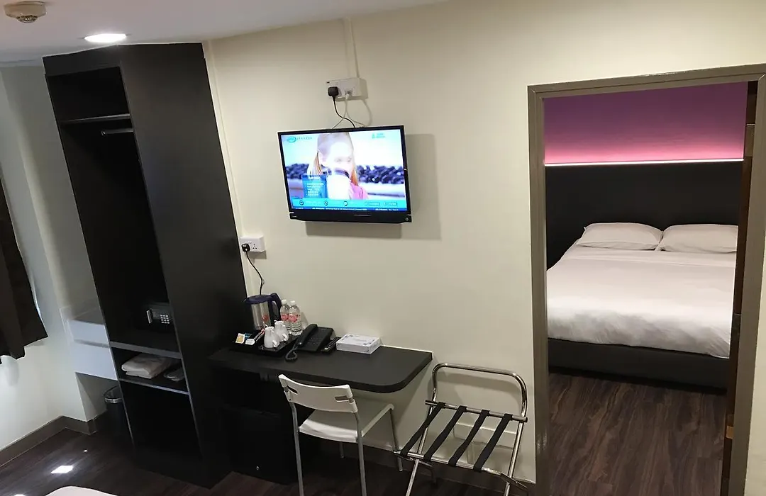 L Hotel At 51 Desker-1