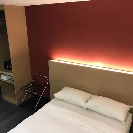 L Hotel At 51 Desker-2